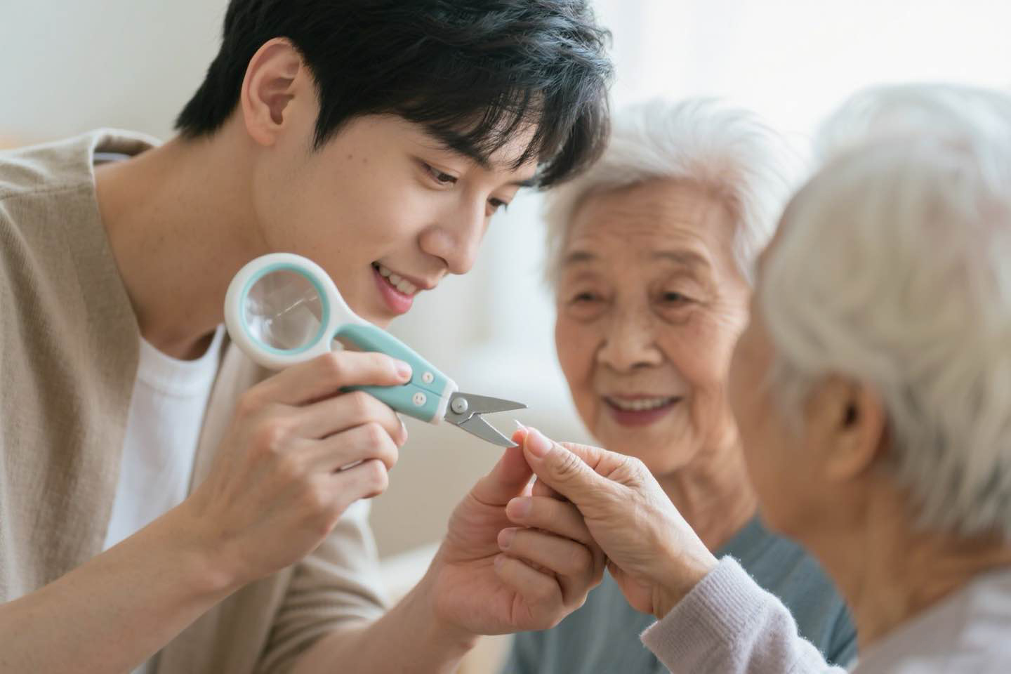 爸妈手抖剪不好？银发族专用指甲剪搜索量暴涨背后的温情故事---阳江指甲剪定制工厂